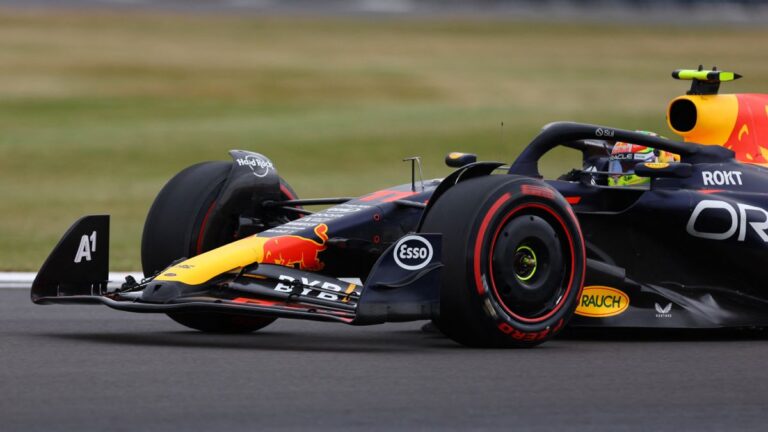 Checo Pérez repite sábado de terror y Verstappen se lleva la pole en Silverstone