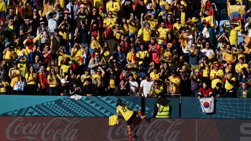 Hinchas colombianos celebran un gol. - Reuters.