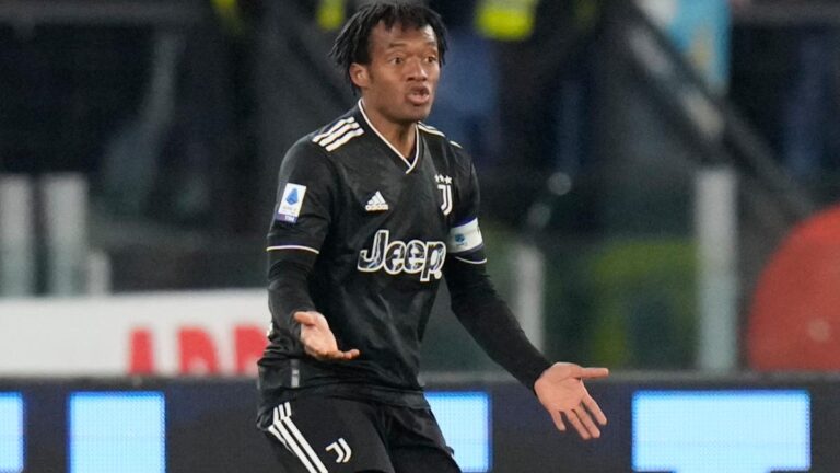 Hinchas queman la camiseta de Cuadrado de la Juventus