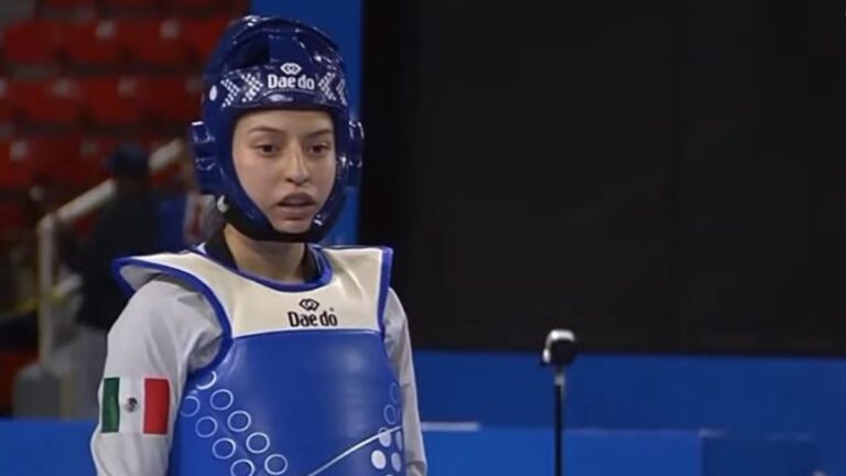 Daniela Souza se cuelga la medalla de plata en taekwondo 49 kg