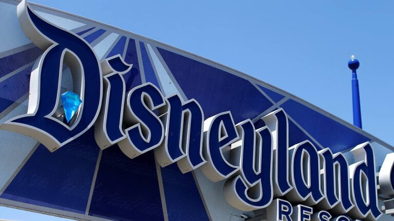 Subastarán más de 1,500 artículos de colección de Disneylandia