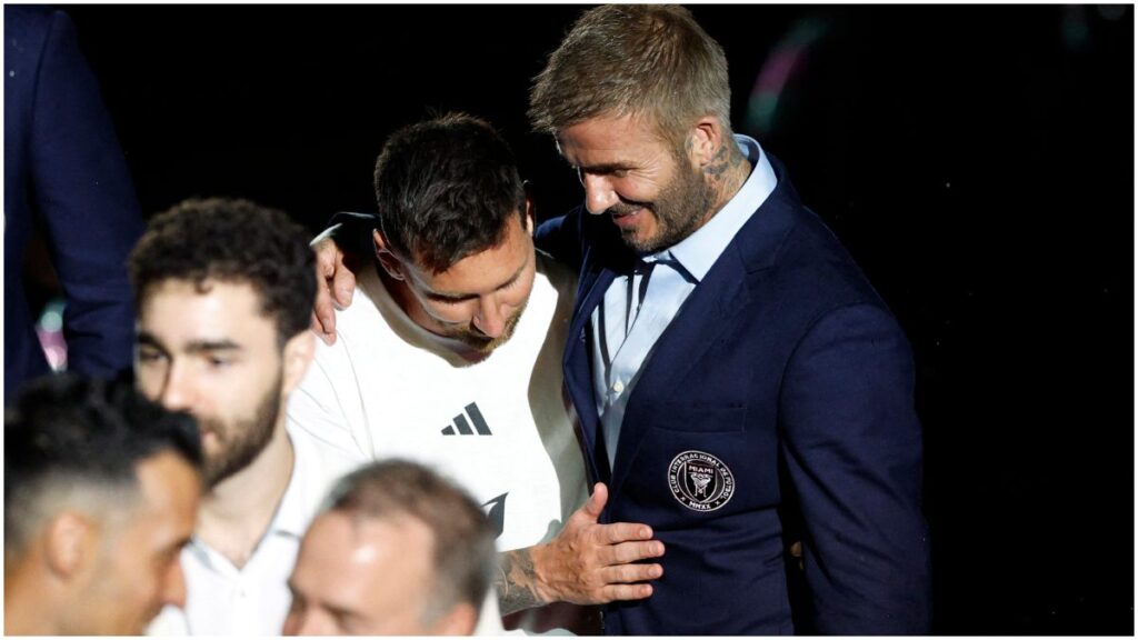El abrazo de David Beckham y Leo Messi | Reuters