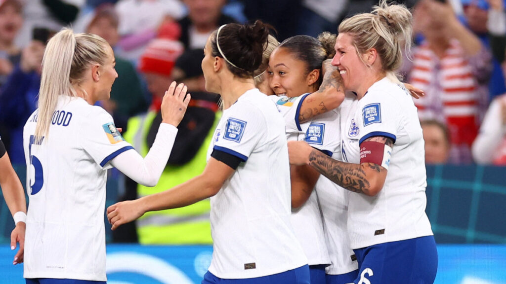 Jugadoras de Inglaterra celebran un gol. - Reuters.