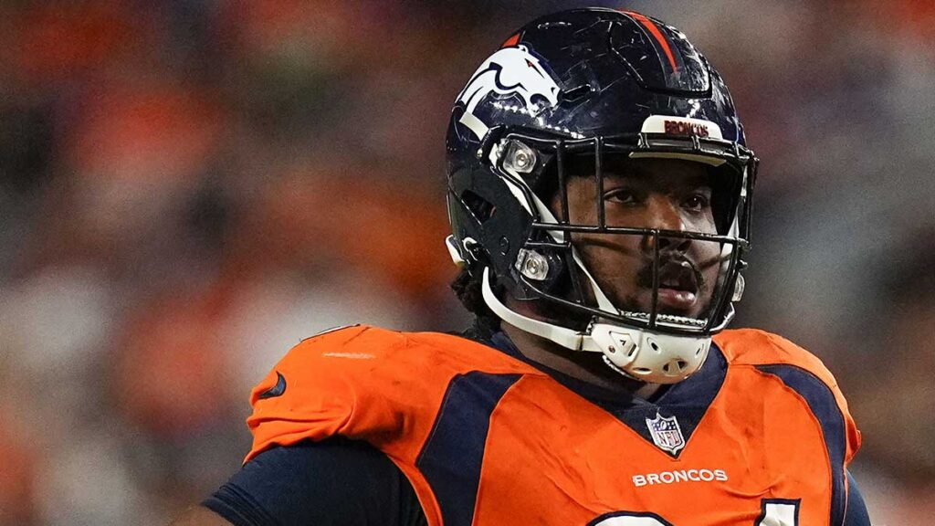 El defensive end de los Broncos se perderá la temporada 2023 de la NFL. AP