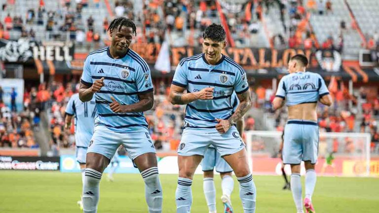 Alan Pulido sigue encendido y marca doblete con el Sporting en el empate ante Houston Dynamo