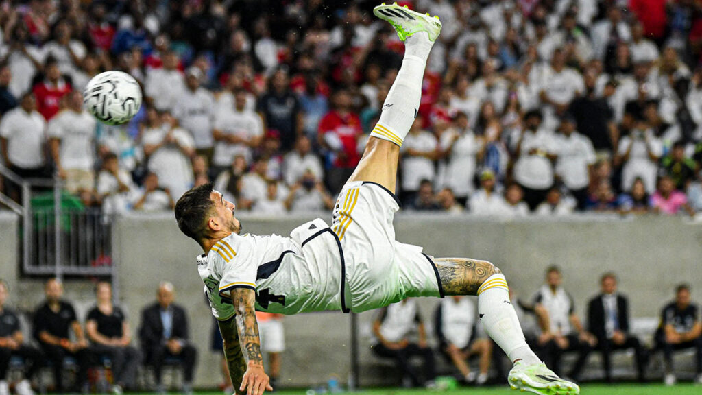 Joselu marca un golazo que hace recordar a Hugo Sánchez y Cristiano Ronaldo