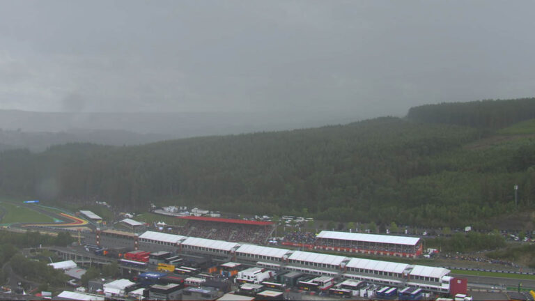 La lluvia retrasa el inicio de la carrera sprint en el GP de Bélgica