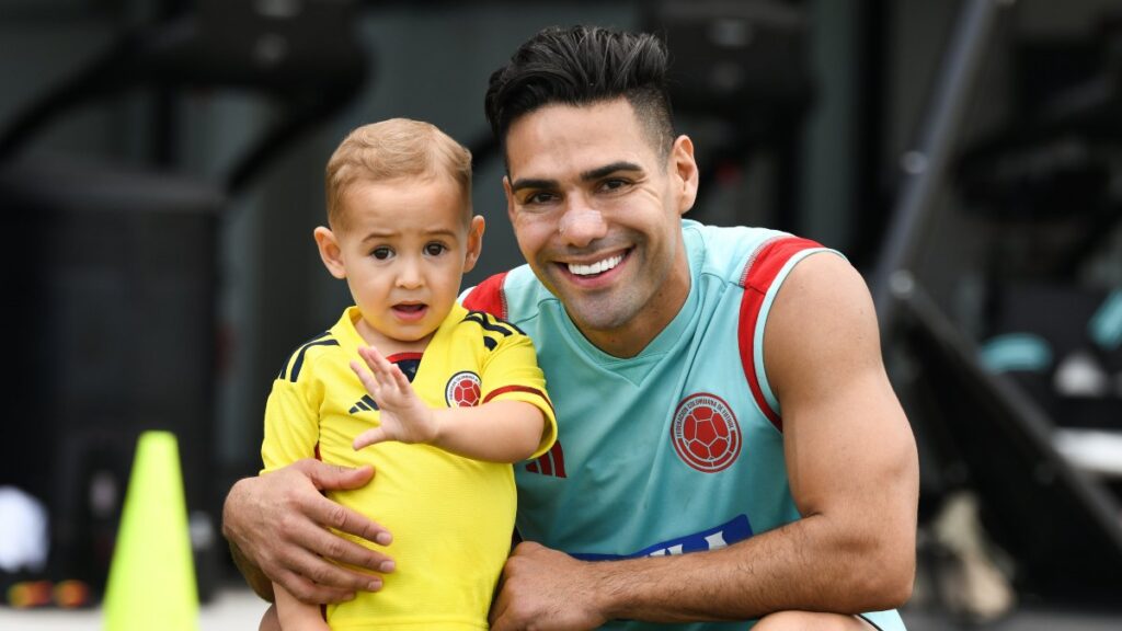 Radamel Falcao García, junto a su hijo Jedidiah. - @FALCAO.