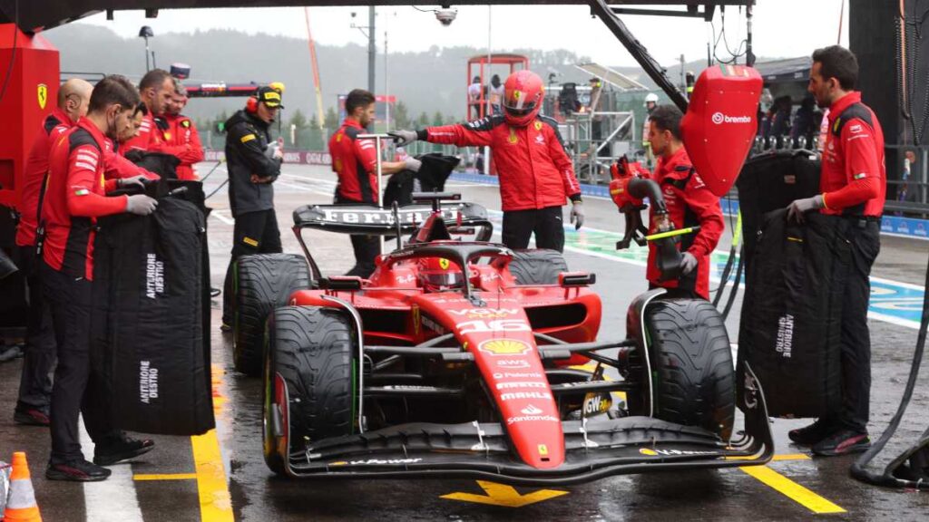 Ferrari se llevó la Práctica Libre del Gran Premio de Bélgica gracias al manejo bajo la lluvia de Carlos Sainz; Checo Pérez terminó quinto.