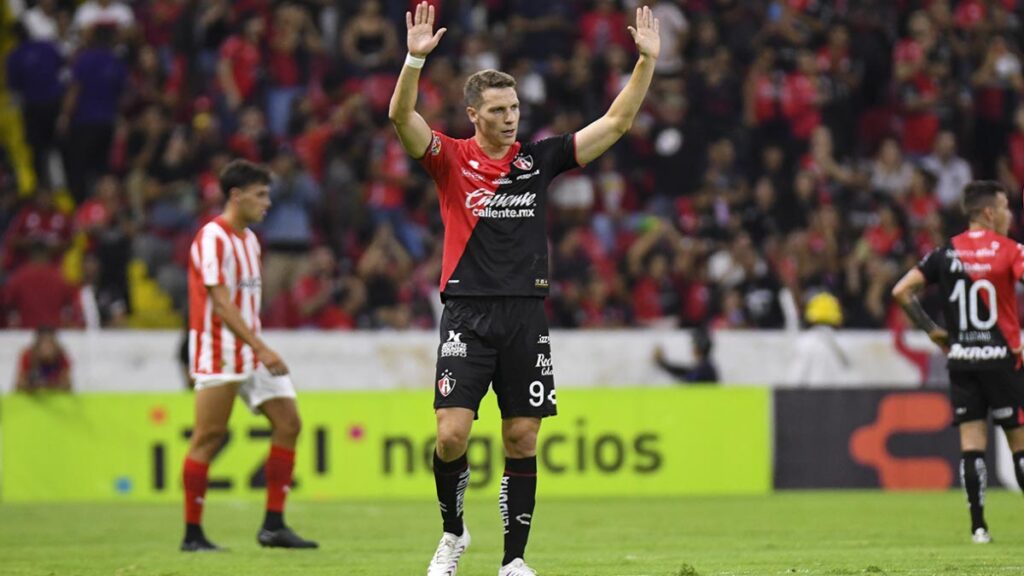 ¡Ídolo rojinegro! Julio Furch recibe emotiva despedida del Atlas en el Estadio Jalisco | Imago7