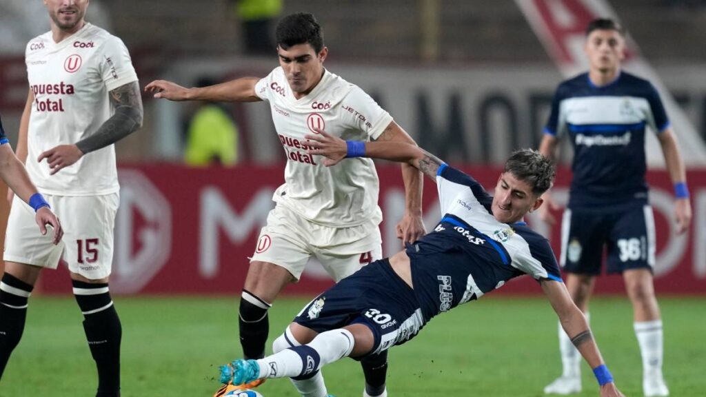 Alfonso Barco, de Universitario de Perú y Alan Lescano, de Gimnasia y Esgrima de Argentina