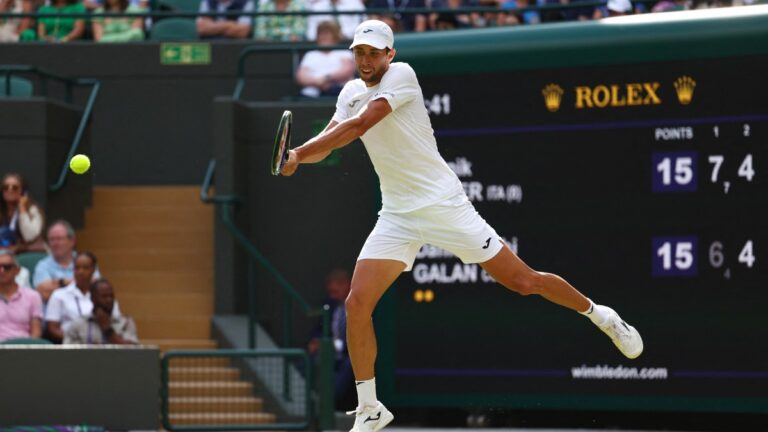 Daniel Galán cae ante Sinner, pero se va con la cabeza en alto de Wimbledon