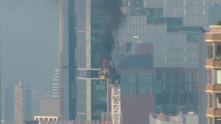 Grúa de construcción se incendia, golpea edificios y cae desde 54 pisos en Nueva York