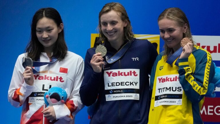 Ledecky gana el oro en los 800 metros libres y establece dos nuevos récords en el Campeonato del Mundo