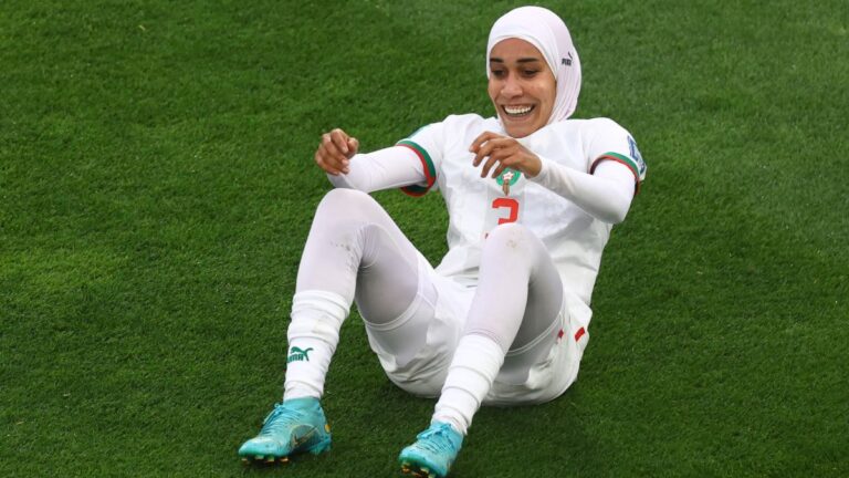 ¡Histórico! Nouhaila Benzina, primera jugadora en usar hiyab en el Mundial Femenil
