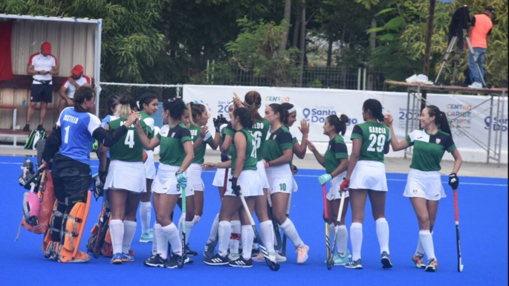 México se cuelga la medalla de oro tras vencer en la ronda de penales a Cuba en el hoceky sobre pasto femenil.