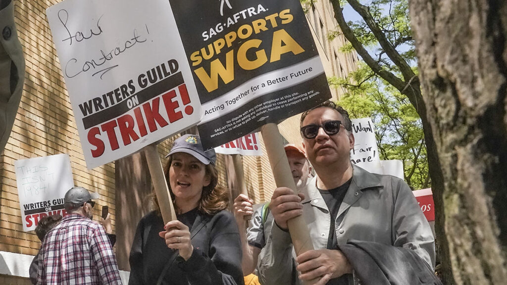 Los actores y comediantes Tina Fey y Fred Armisen, se unen a miembros en huelga del Sindicato de Guionistas. AP