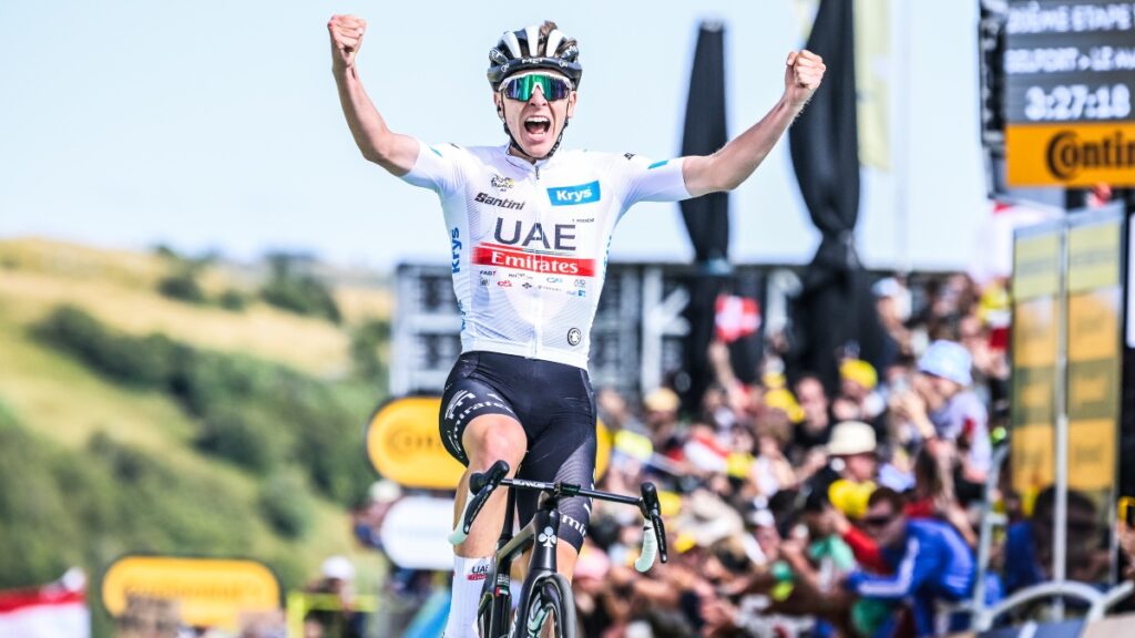 Tadej Pogacar gana la etapa 20 del Tour de Francia venciendo en el sprint a Jonas Vingegaard.