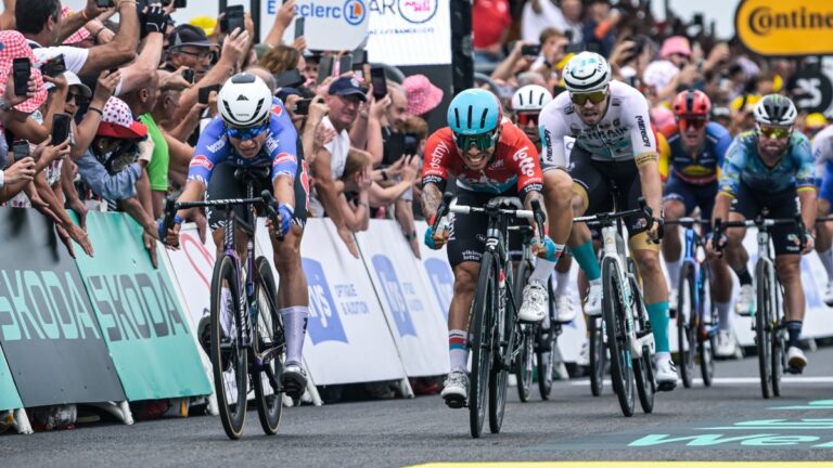 El pelotón del Tour de Francia avergüenza al ciclismo con una etapa ‘fumada’ de 10 kilómetros