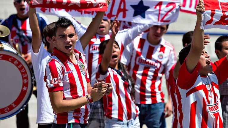 Aficionados de las Chivas llegan a los golpes tras la eliminación en la Leagues Cup