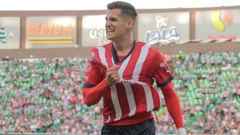 Cruz Azul, muy cerca de llevarse de Chivas al Tepa González