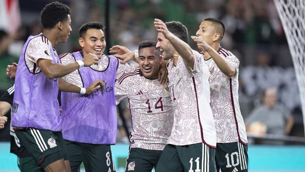 La selección mexicana celebra su pase a semifinales de la Copa Oro