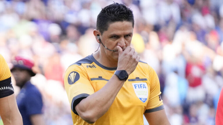 El árbitro mexicano Christian Kiabek abandona partido de Copa Oro por balonazo en la nariz