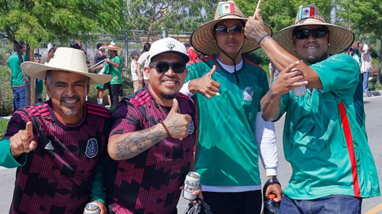 Aficionados se hacen presentes en el Ángel para festejar el título de la Copa Oro