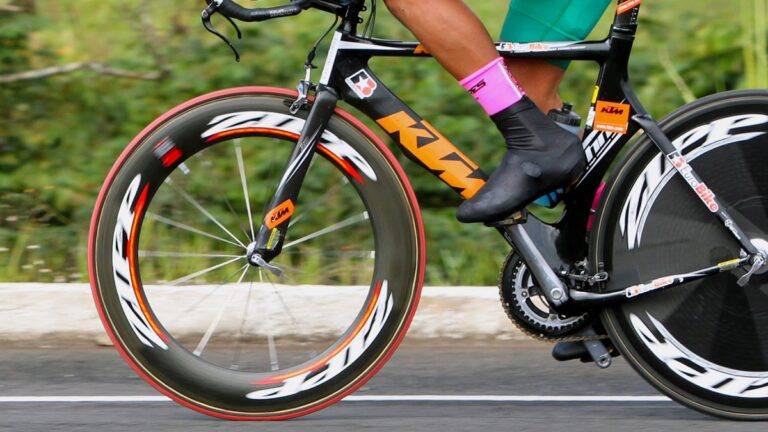 UCI prohíbe participación de ciclistas transgénero en eventos femeniles