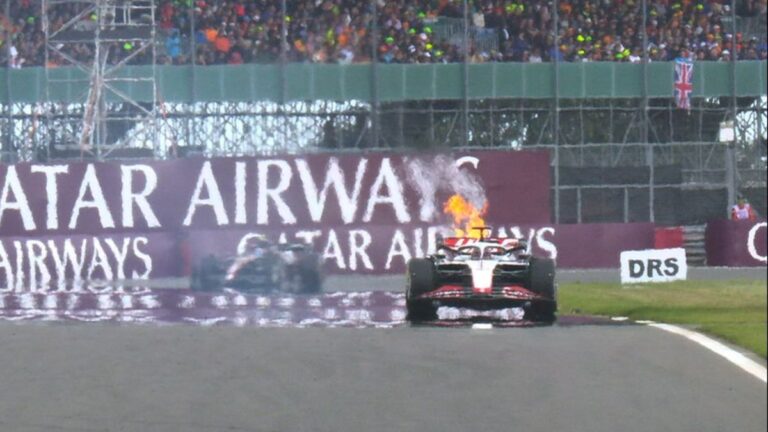 Incendio en el monoplaza de Magnussen activa el Safety Car con Checo Pérez en la octava posición