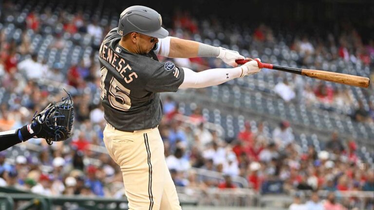 El mexicano Joey Meneses da la cara en la derrota de Nacionales ante Rangers