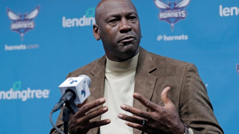 La junta de Gobierno de la NBA aprueba la venta de los Hornets de Michael Jordan