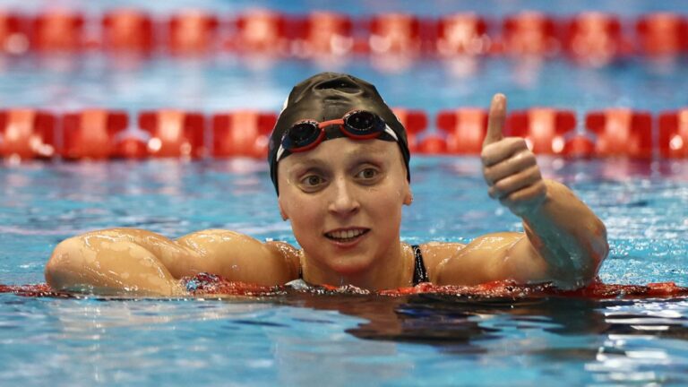 Katie Ledecky gana su sexto título mundial consecutivo en los 800m libres y supera a Michael Phelps
