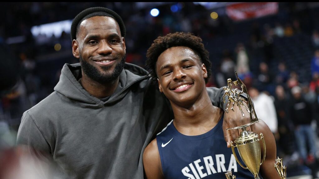 LeBron James y su hijo Bronny | AP