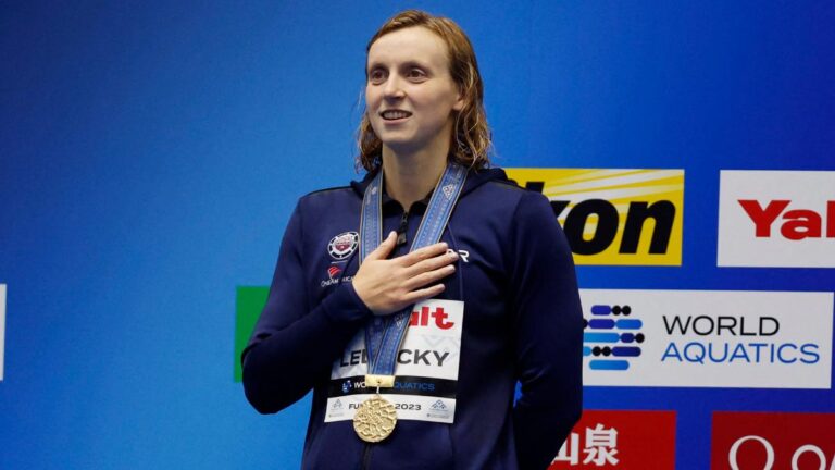 Katie Ledecky gana los 1,500 libres y empata el récord de Michael Phelps de medallas de oro en los Mundiales