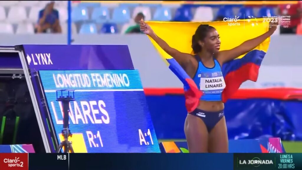 Natalia Linares celebra su récord y medalla de oro.