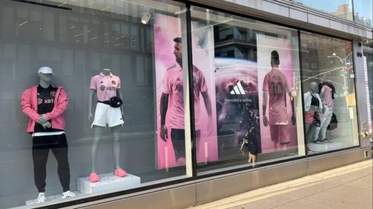 Una tienda de Nueva York apareció ploteada por la imagen de Lionel Messi