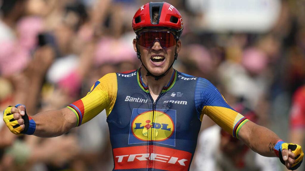 Mads Pedersen celebra tras cruzar la meta de la octava etapa del Tour de Francia. AP