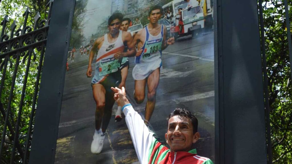 En el marco del 40 aniversario del Maratón de la Ciudad de México. @DeporteCDMX