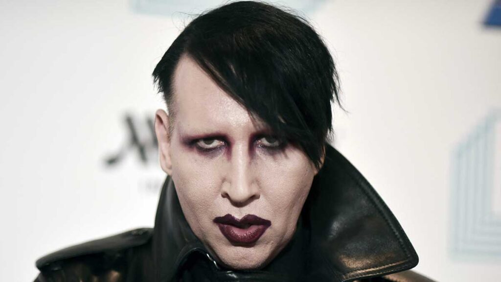 Marilyn Manson asiste al noveno concierto benéfico anual "Home for the Holidays". AP