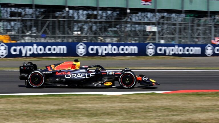 Verstappen y Checo Pérez arrancan dominantes con el 1-2 en la FP1 del GP de Gran Bretaña