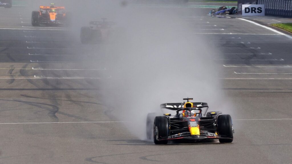 Max Verstappen se lleva una carrera sprint pasada por agua; Checo no puede terminar.