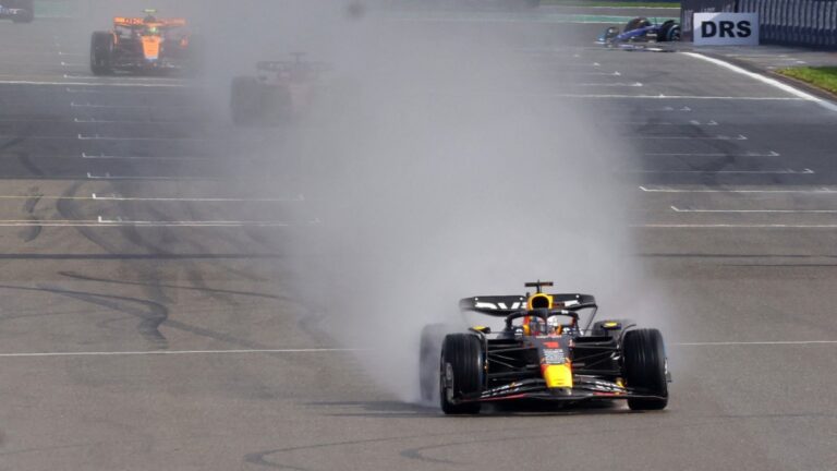 Verstappen gana una tormentosa carrera sprint en Spa
