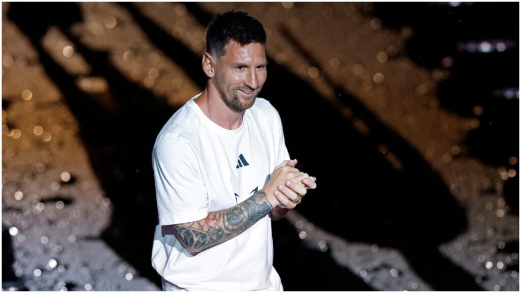 Messi recibe una ovación de la afición | Reuters