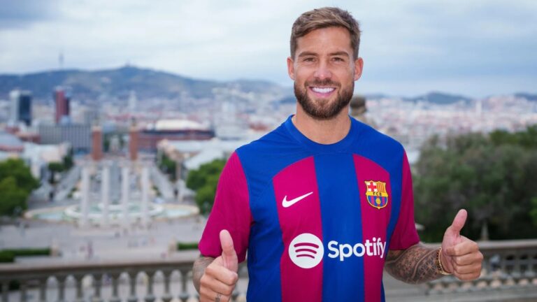 Iñigo Martínez firma con el Barcelona hasta 2025