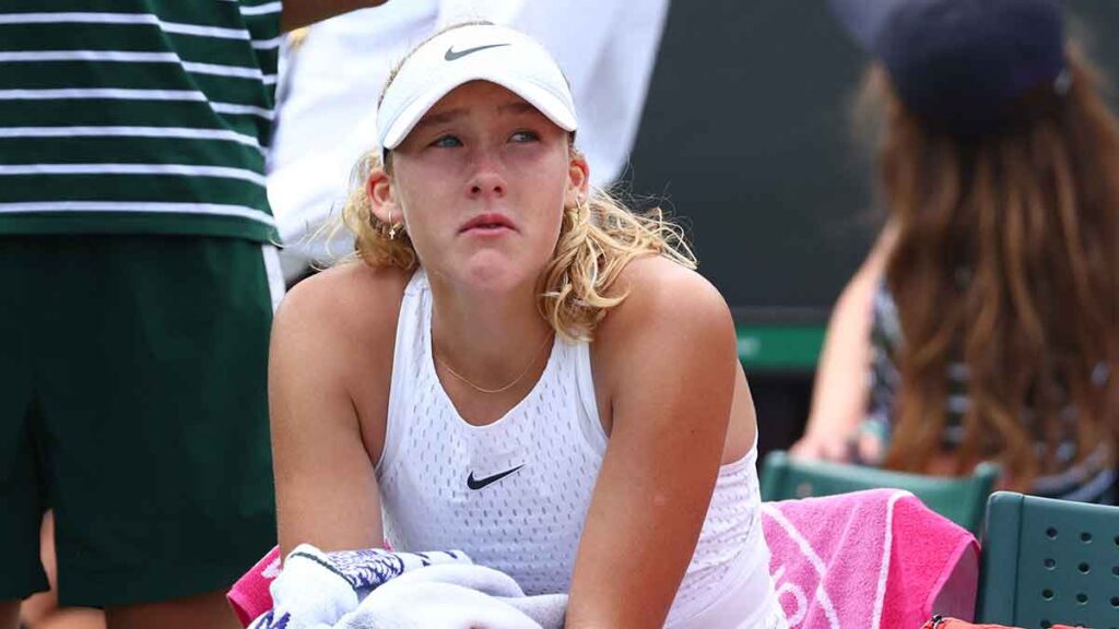 Mirra Andreeva rompe en llanto al ser eliminada de Wimbledon. Reuters