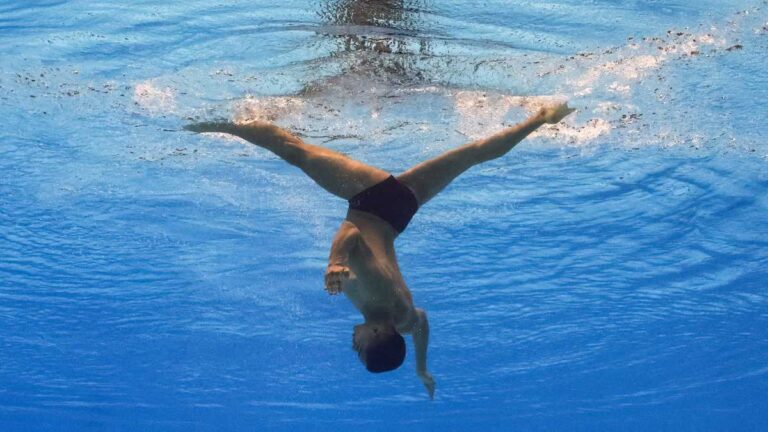 Joel Benavides clasifica en la séptima posición a la final de natación artística solo técnico varonil