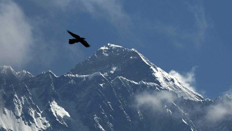 ¡Tragedia en el Everest! Cinco turistas mexicanos mueren al estrellarse su helicóptero
