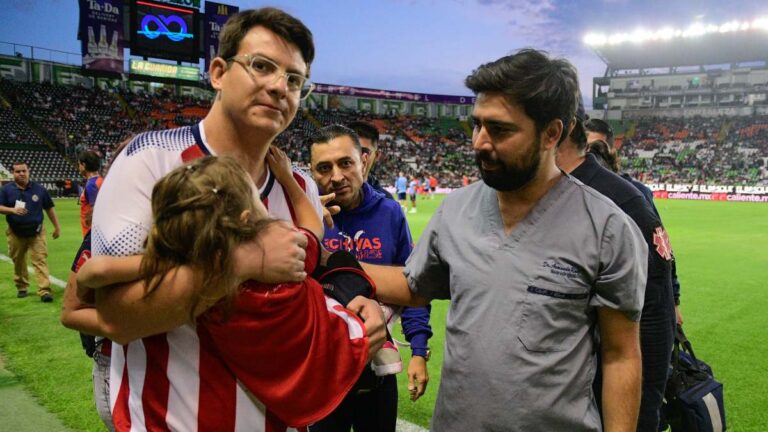 Niña es atendida tras un balonazo previo al arranque del duelo entre León y Chivas