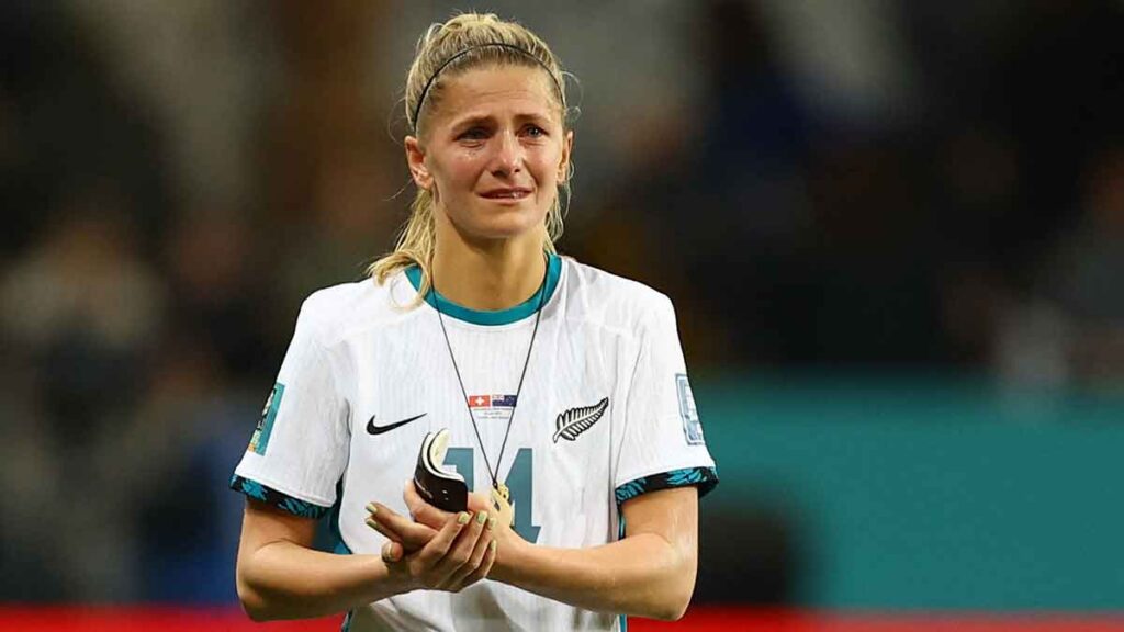Katie Bowen llora la eliminación de Nueva Zelanda del Mundial. Reuters
